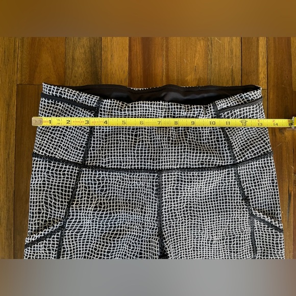 Lululemon black and white ruched back leggings size 6 - Picture 9 of 11